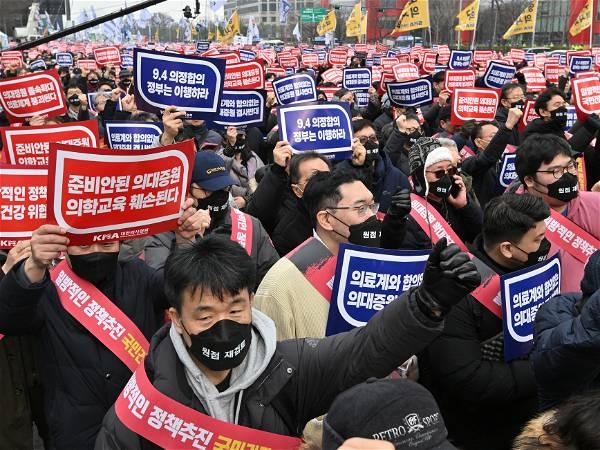 Senior doctors in South Korea to submit resignations, deepening dispute over medical school plan