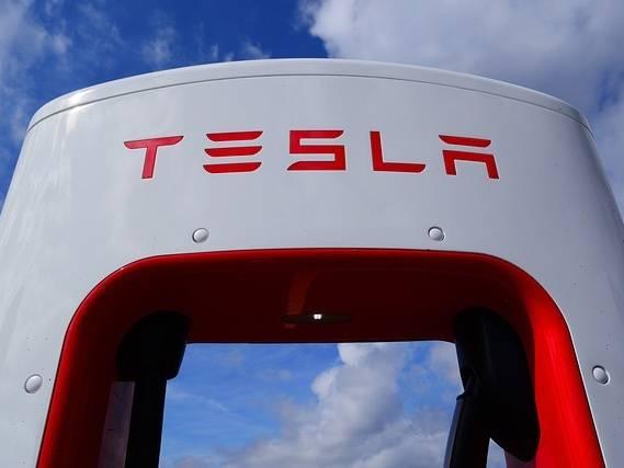 US Regulators Probe Tesla Recall Over Autopilot Concerns