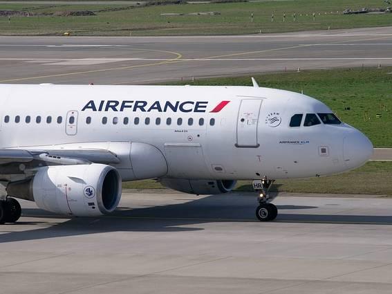 Air France flight from Paris to Seattle lands in Iqaluit after heat smell in cabin